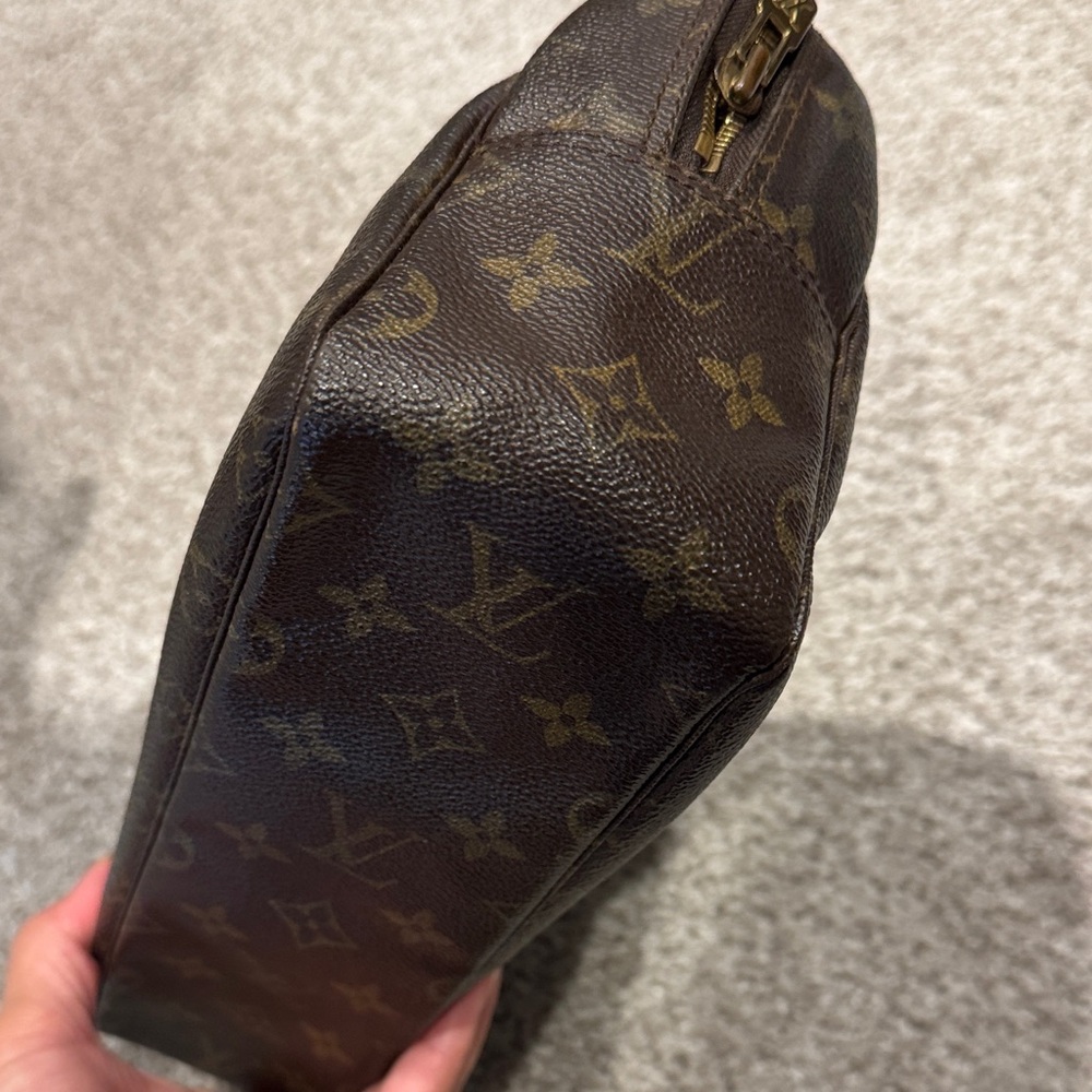 Louis Vuitton Monogram Toiletry 28 Pouch - Picture 7 of 11